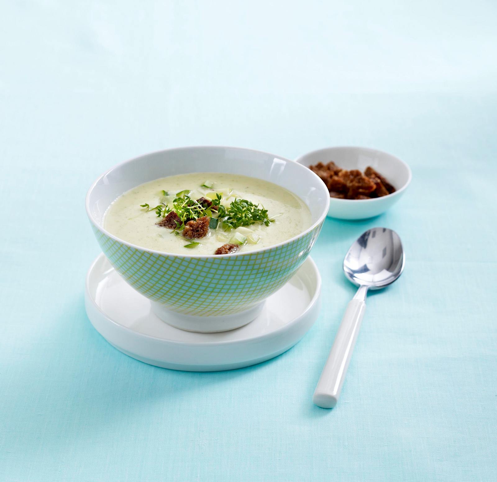 Kohlrabi-Zucchini-Suppe mit Vollkorn-Croutons Rezept | LECKER