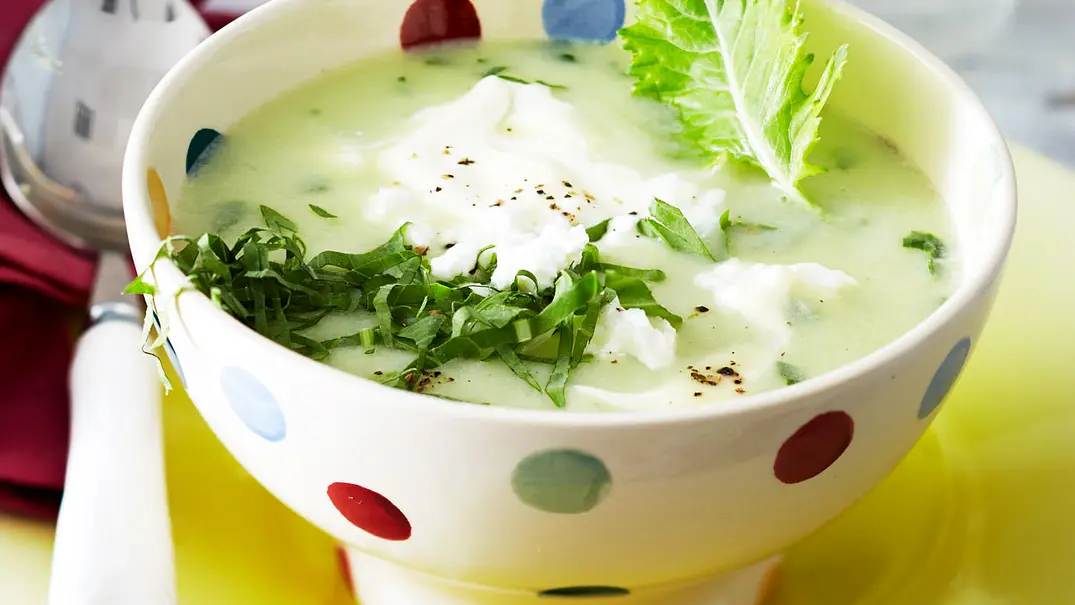 Kohlrabifrischkäsesuppe mit Pop-overs Rezept - Foto: LECKER @ Bauer Media Group Kohlrabifrischkäsesuppe mit Pop-overs Rezept - Foto: LECKER @ Bauer Media Group