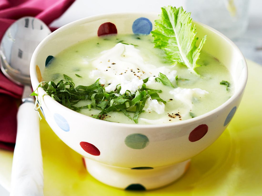 Kohlrabifrischkäsesuppe mit Pop-overs Rezept Kohlrabifrischkäsesuppe mit Pop-overs Rezept