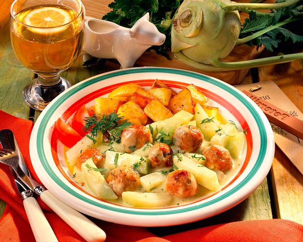 Kohlrabigemüse mit Bratwurstklößchen Rezept