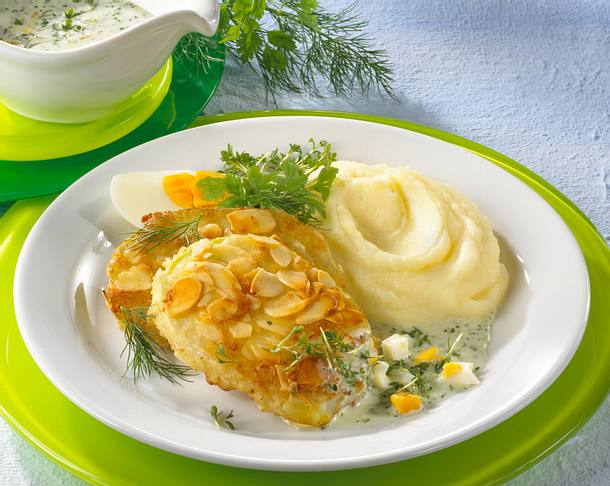 Kohlrabischnitzel in Mandelkruste mit grüner Kräutersoße Rezept Kohlrabischnitzel in Mandelkruste mit grüner Kräutersoße Rezept