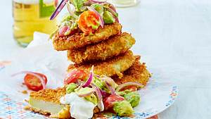 Kohlrabischnitzel auf einem Teller getürmt mit Salat aus Avocado, Cherrytomaten und roten Zwiebeln - Foto: House of Food / Bauer Food Experts KG