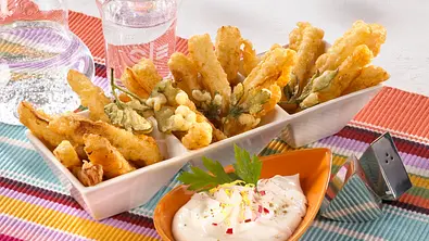 Kohlrabisticks mit Zitronendip Rezept - Foto: LECKER @ Bauer Media Group