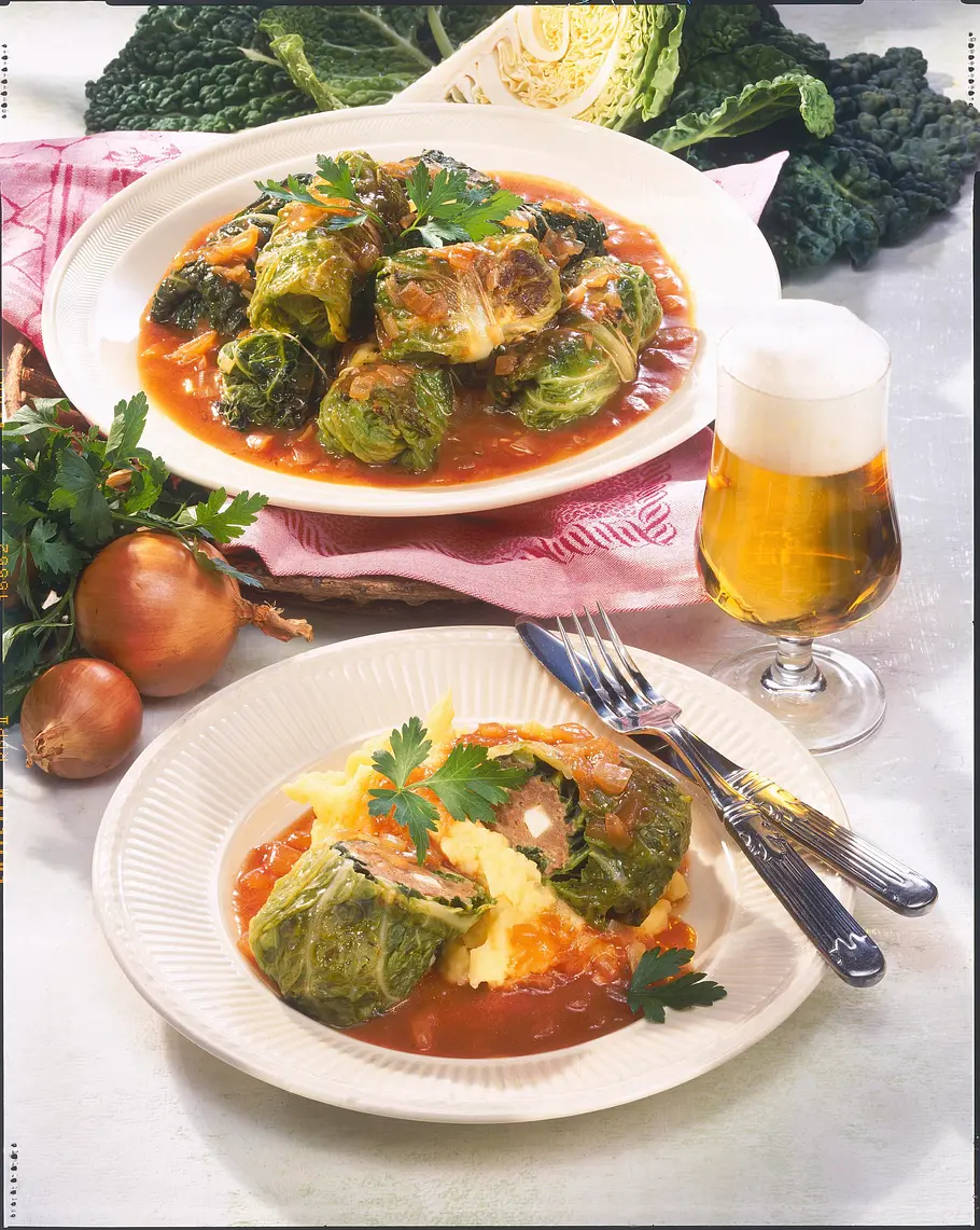 Kohlrouladen mit Hack-Schafskäse-Füllung Rezept Kohlrouladen mit Hack-Schafskäse-Füllung Rezept