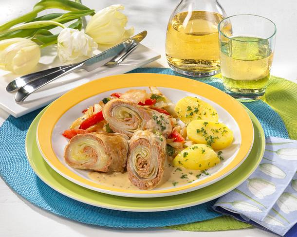 Kohlrouladen mit Hackfleischfüllung und Kartoffeln Rezept Kohlrouladen mit Hackfleischfüllung und Kartoffeln Rezept