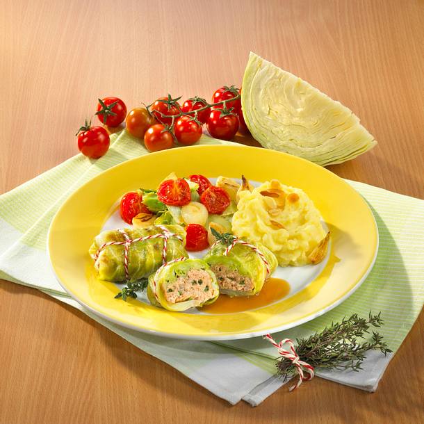 Kohlrouladen mit Tomaten-Kohlgemüse und Kartoffelpüree Rezept Kohlrouladen mit Tomaten-Kohlgemüse und Kartoffelpüree Rezept