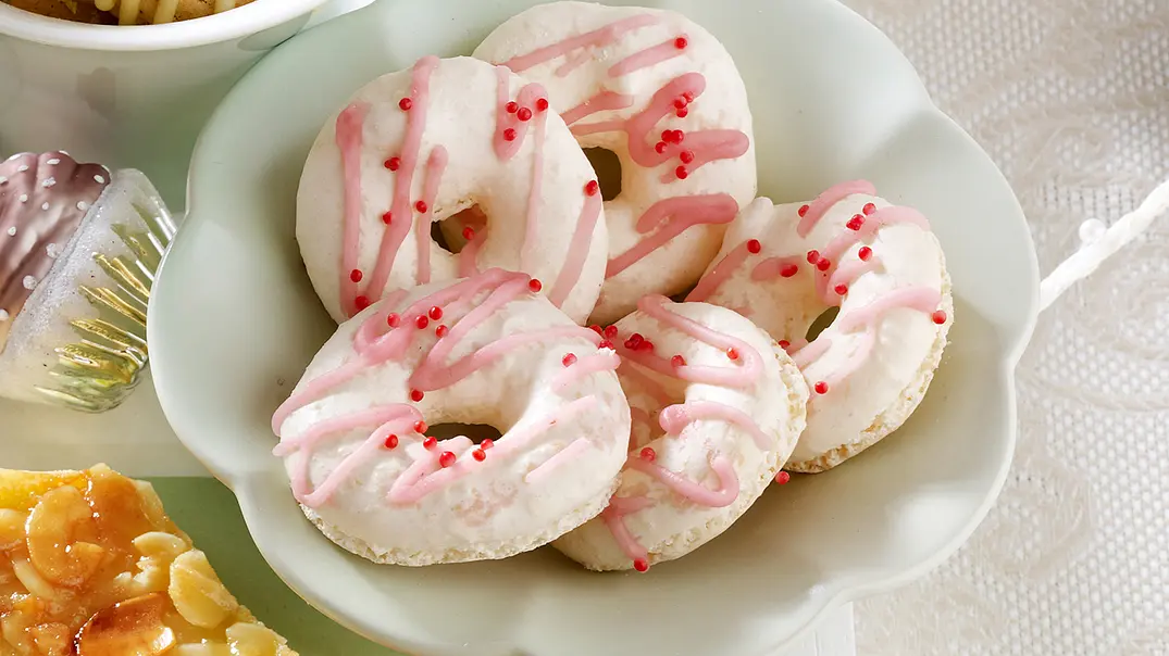 Kokos-Baiser-Kringel mit Glühweinguss Rezept - Foto: LECKER @ Bauer Media Group Kokos-Baiser-Kringel mit Glühweinguss Rezept - Foto: LECKER @ Bauer Media Group
