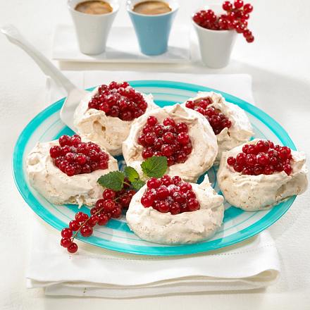 Kokos-Baiser-Törtchen mit Johannisbeeren Rezept Kokos-Baiser-Törtchen mit Johannisbeeren Rezept