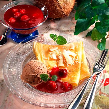 Kokos-Crêpes mit Schokoladeneis und Kirschsoße Rezept