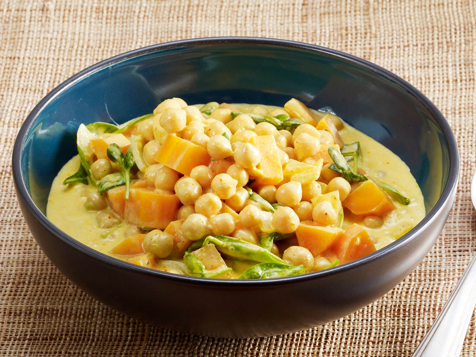 Kokos-Curry mit Kichererbsen, Möhre und Spinat Rezept | LECKER