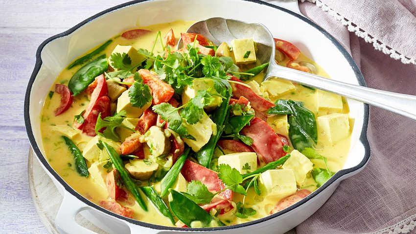 Tofuwürfel, Paprikastreifen und Zuckerschoten in gelber Curry-Kokos-Soße - Foto: House of Food / Bauer Food Experts KG