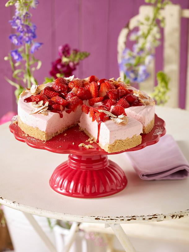 Kokos-Erdbeer-Torte Rezept | LECKER