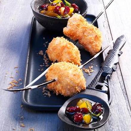 Kokos-Hähnchen-Spieße mit scharfer Aprikosen-Cranberry-Salsa Rezept Kokos-Hähnchen-Spieße mit scharfer Aprikosen-Cranberry-Salsa Rezept