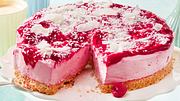 Kokos-Himbeer-Kuchen mit Kokosraspel-Topping auf einem Tortenteller - Foto: House of Food / Bauer Food Experts KG