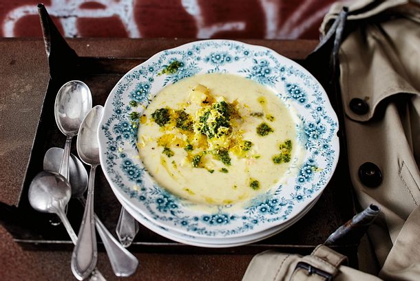 Kokos-Kartoffelsuppe mit Pistaziengremolata Rezept Kokos-Kartoffelsuppe mit Pistaziengremolata Rezept