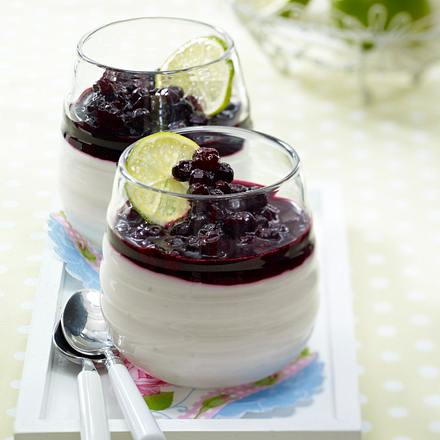 Kokos-Limetten-Creme mit Heidelbeer-Topping Rezept Kokos-Limetten-Creme mit Heidelbeer-Topping Rezept