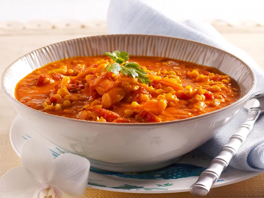Kokos-Linsen-Suppe in einer Schüssel serviert.