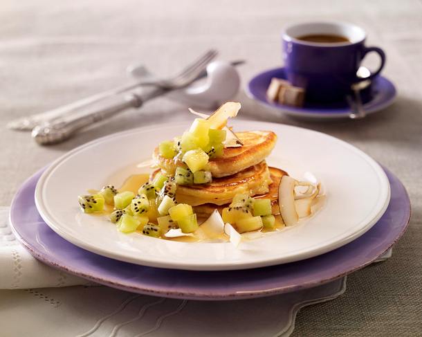 Kokos-Pancakes mit Kiwi-Salat Rezept Kokos-Pancakes mit Kiwi-Salat Rezept
