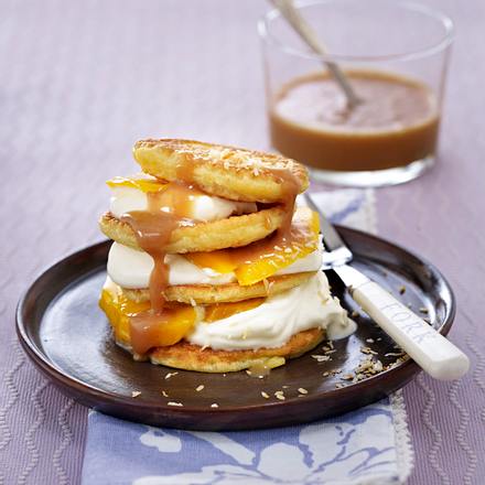 Kokos Pancakes mit Mango, Crème fraîche und Karamell