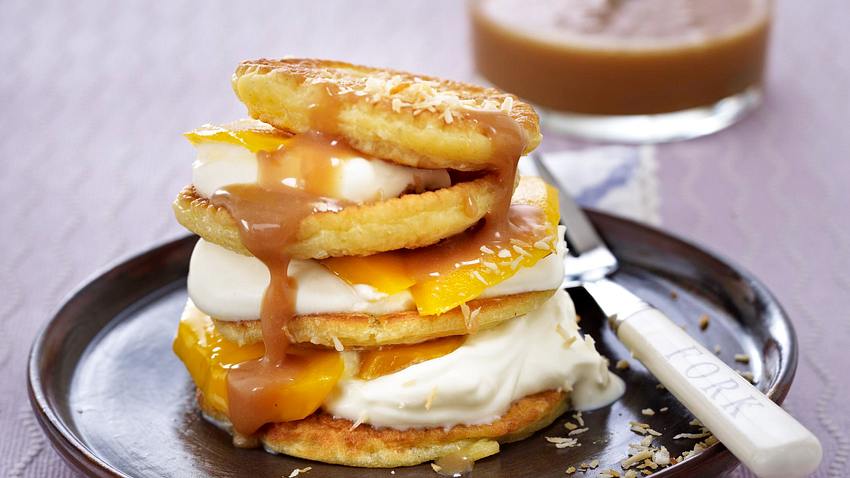 Kokos-Pancakes mit Mango und Toffeesoße Rezept - Foto: House of Food / Bauer Food Experts KG