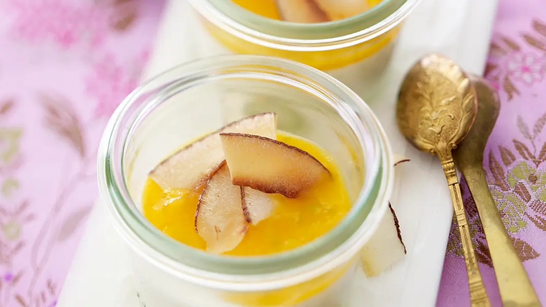 Kokos-Panna-cotta mit Mangopüree Rezept - Foto: LECKER @ Bauer Media Group Kokos-Panna-cotta mit Mangopüree Rezept - Foto: LECKER @ Bauer Media Group