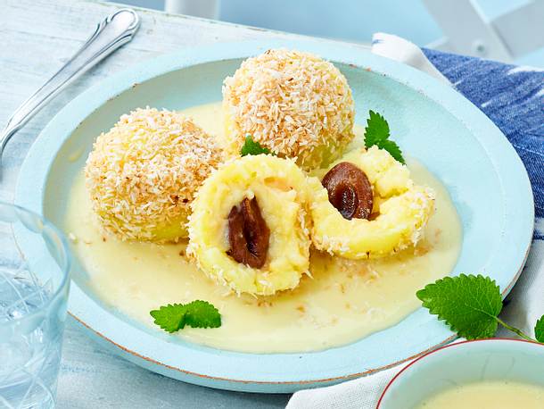 Kokos-Pflaumen-Knödel mit Vanillesoße Rezept