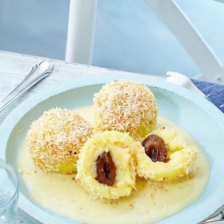 Kokos-Pflaumen-Knödel mit Vanillesoße Rezept Kokos-Pflaumen-Knödel mit Vanillesoße Rezept