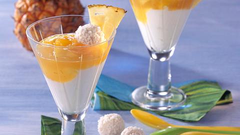 Kokos-Quark-Creme mit Ananassoße Rezept - Foto: Maass