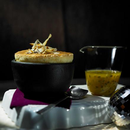 Kokos-Soufflé mit Passionsfrucht-Soße Rezept Kokos-Soufflé mit Passionsfrucht-Soße Rezept