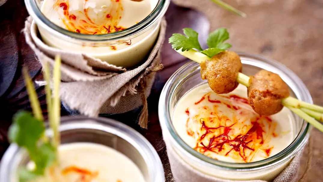 Kokos-Suppe mit Zitronengras und Mandel-Sojabällchen Rezept - Foto: LECKER @ Bauer Media Group