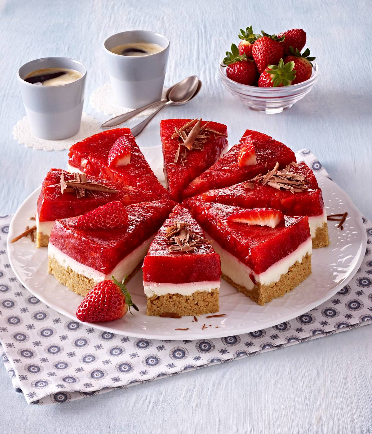 Kokos-Torte mit Gelee-Erdbeeren Rezept | LECKER