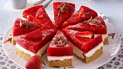 Kokos-Torte mit Gelee-Erdbeeren Rezept - Foto: LECKER @ Bauer Media Group