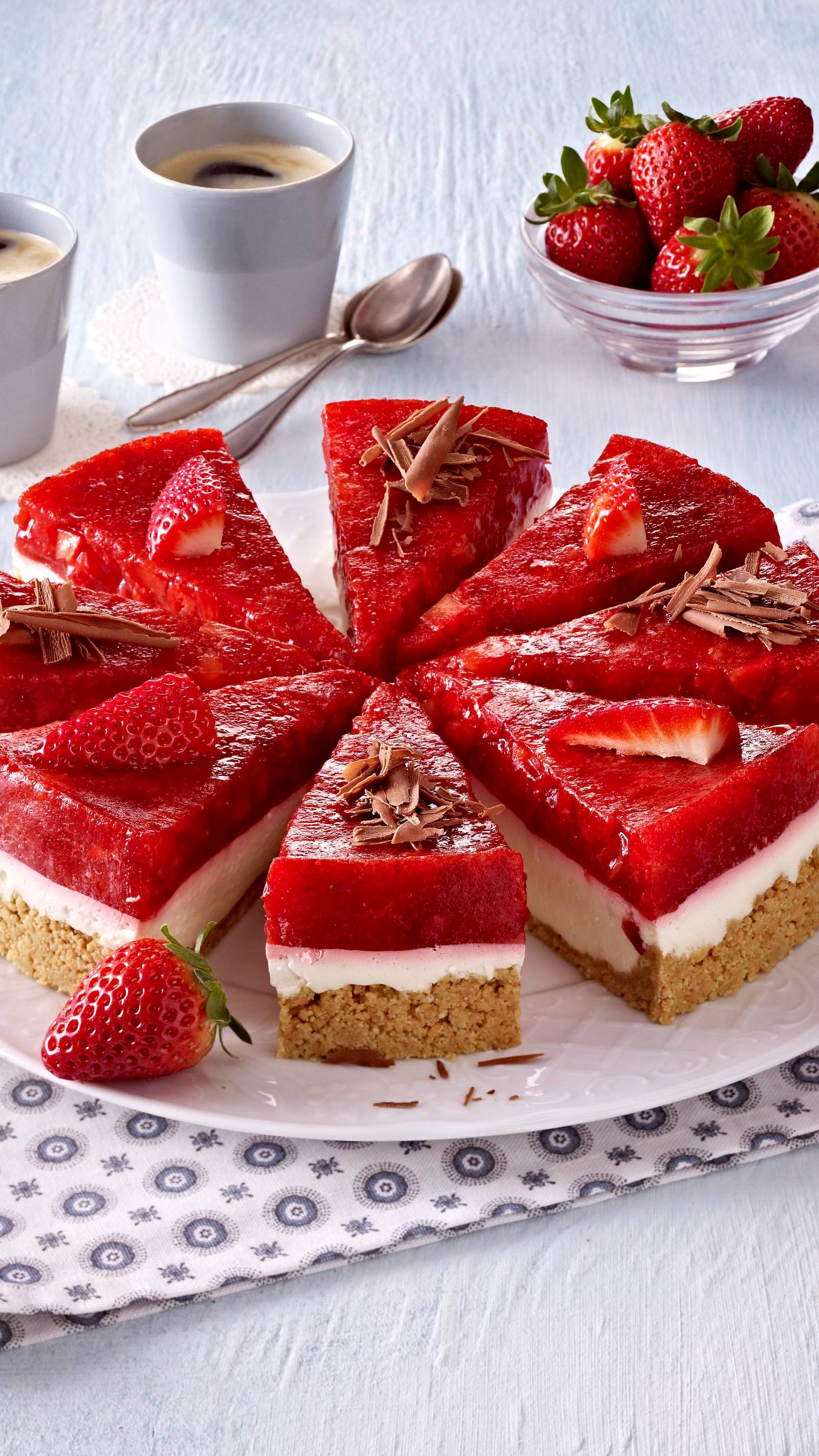 Kokos-Torte mit Gelee-Erdbeeren Rezept | LECKER