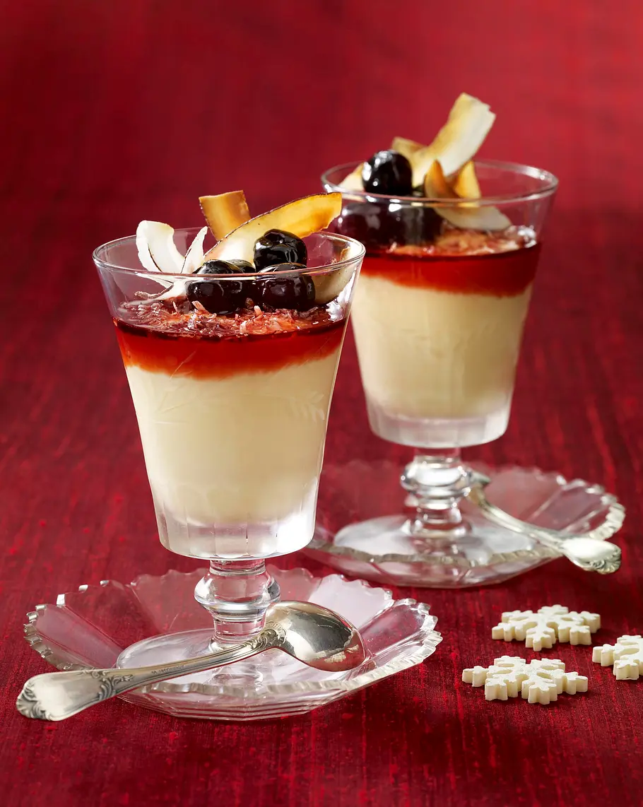 Kokos-Vanille-Pudding mit Amarenakirschen Rezept Kokos-Vanille-Pudding mit Amarenakirschen Rezept