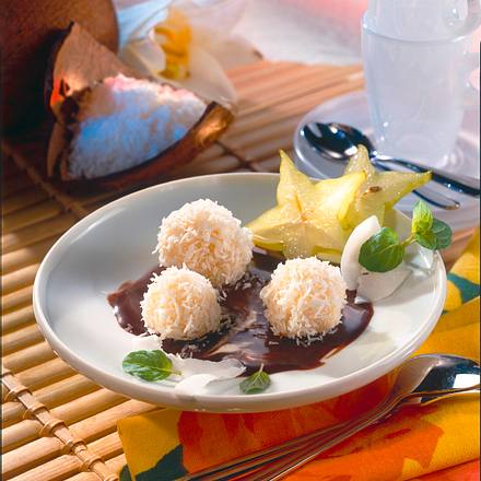 Kokosbällchen auf Schokosoße Rezept