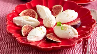 Kokoscreme mit Früchten der Saison Rezept - Foto: LECKER @ Bauer Media Group