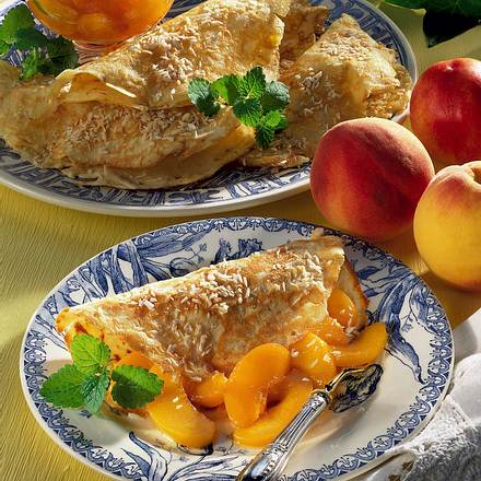 Kokoscrêpes mit Karamellpfirsichen Rezept Kokoscrêpes mit Karamellpfirsichen Rezept