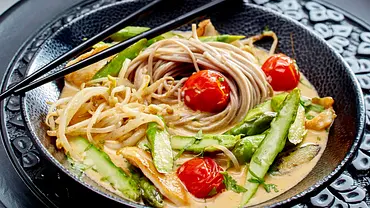 Kokoscurry mit Soba Nudeln Rezept - Foto: LECKER @ Bauer Media Group Kokoscurry mit Soba Nudeln Rezept - Foto: LECKER @ Bauer Media Group