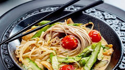 Kokoscurry mit Soba Nudeln Rezept - Foto: House of Food / Bauer Food Experts KG
