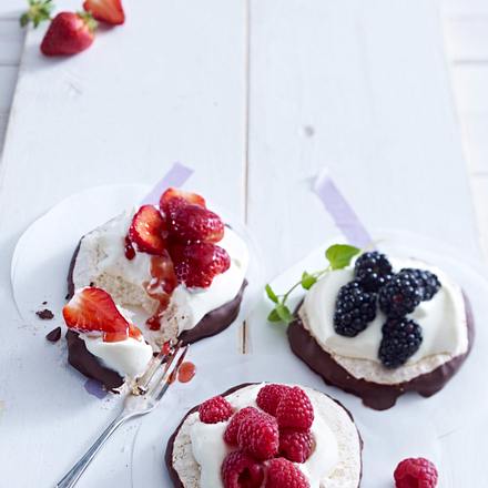 Kokosmakrönchen mit Sahne und Beeren Rezept