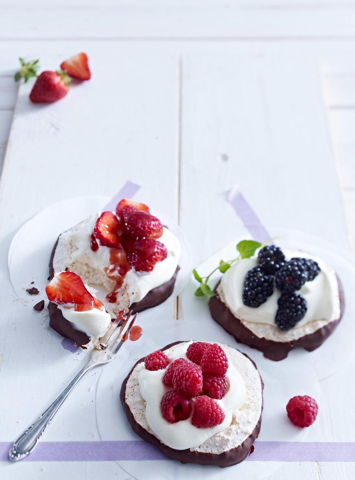 Kokosmakrönchen mit Sahne und Beeren Rezept