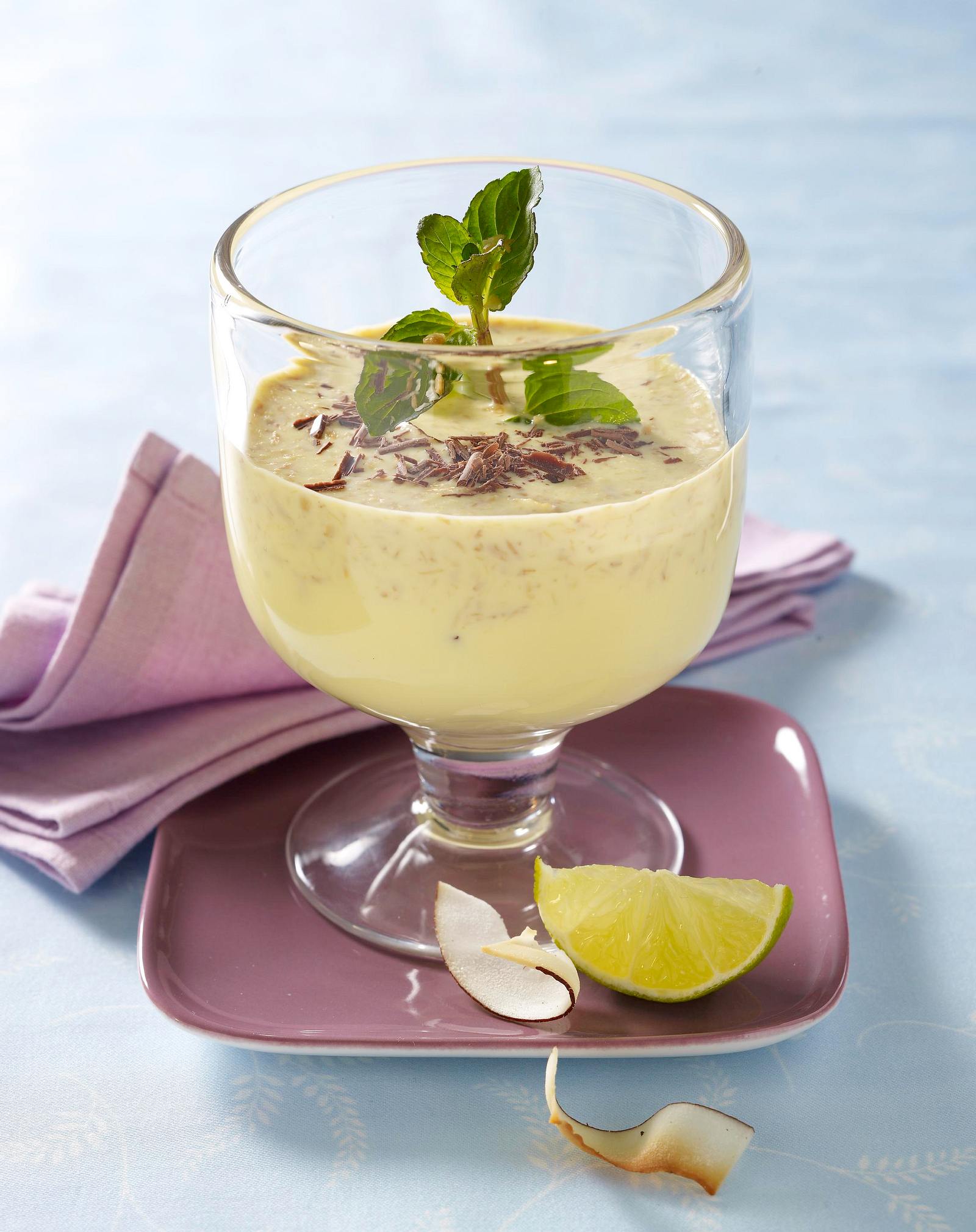 Kokosmilch mit Maracujasaft und Schokoraspel Rezept | LECKER