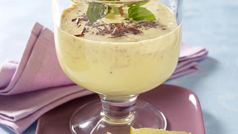 Kokosmilch mit Maracujasaft und Schokoraspel Rezept - Foto: House of Food / Bauer Food Experts KG