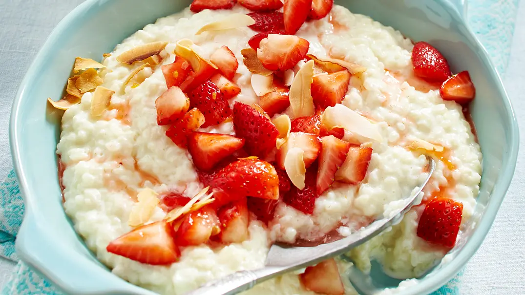 Kokosmilchreis mit marinierten Erdbeeren Rezept - Foto: LECKER @ Bauer Media Group
