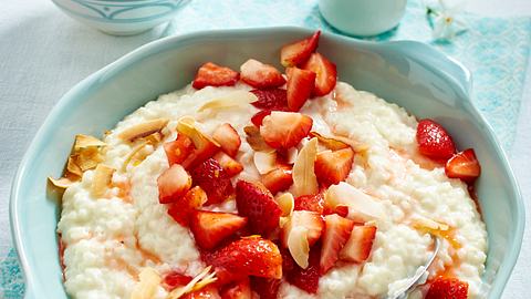 Kokosmilchreis mit marinierten Erdbeeren Rezept - Foto: House of Food / Bauer Food Experts KG
