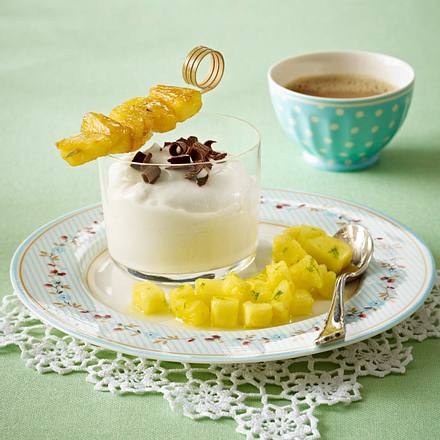 Kokospudding mit Ananasspießchen und Ananassalat Rezept Kokospudding mit Ananasspießchen und Ananassalat Rezept
