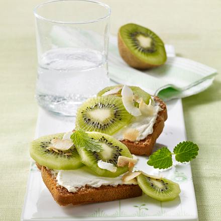 Kokoszwieback mit Frischkäse und Kiwi Rezept