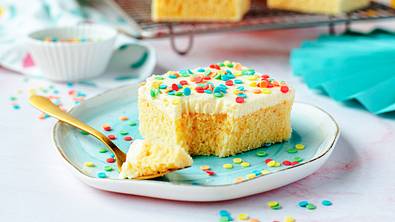 Konfetti-Kuchen vom Blech - Foto: ShowHeroes für LECKER @ Bauer Media Group