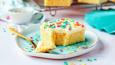 Konfetti-Kuchen vom Blech - Foto: ShowHeroes für LECKER @ Bauer Media Group