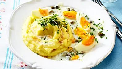 Königsberger Eier mit Kartoffelpüree Rezept - Foto: LECKER @ Bauer Media Group